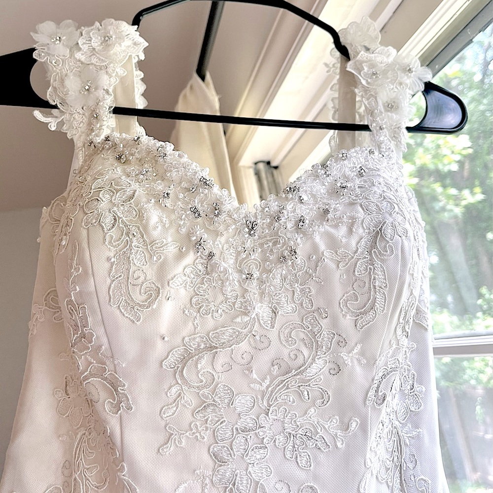 New Essence of Australia Wedding Dress- never altered or worn